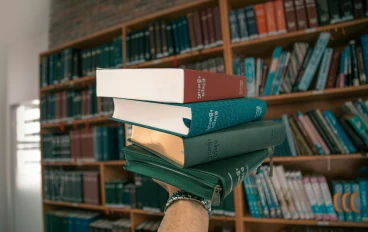 دليل الباحث الشامل: أفضل قواميس اللغة العربية وأكثرها دقة عبر العصور