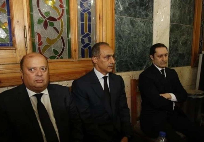 استقبال جمال مبارك وعلاء مبارك لحظة وصولهم عزاء الفنان الراحل سمير صبري