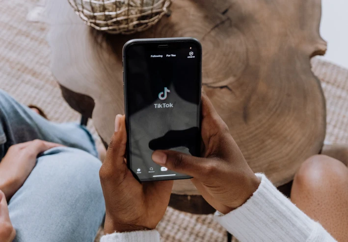يطلق Tik Tok ميزة التقاط الصور بالكاميرا الأمامية والخلفية في نفس الوقت