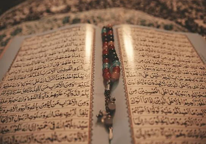 القرأن الكريم وعشقه بنسبه الي المؤمنين