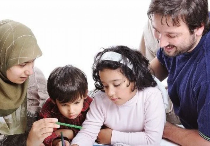 الأسرة أساس المجتمع ودورها في تشكيل الهوية