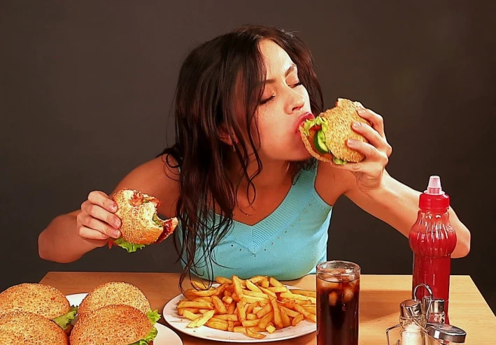 أربعة أطعمة يجب أن تأكلها يوميًا للحفاظ على صحتك