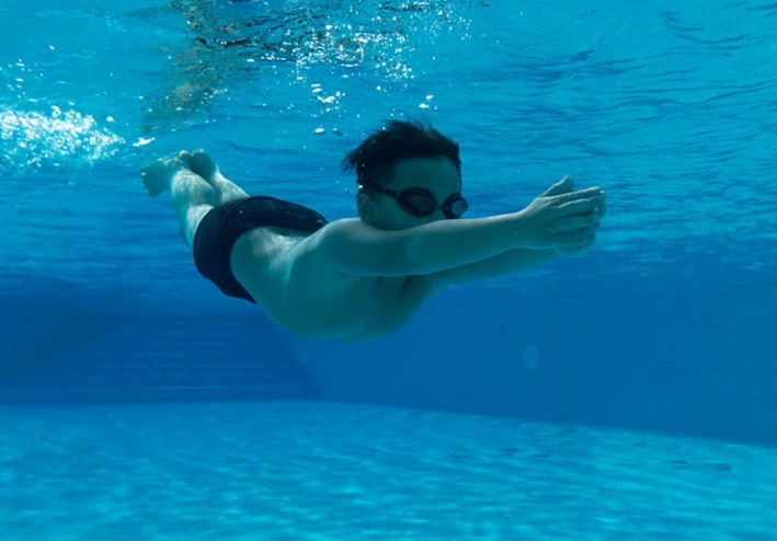 فوائد السباحة المبكرة للأطفال