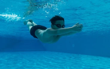 فوائد السباحة المبكرة للأطفال