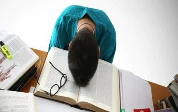 لماذا أشعر بالخمول والتعب والنعاس عند المذاكرة؟