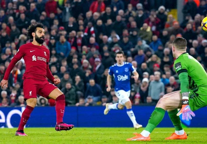 ديربي ليفربول الحارق: ليفربول يتفوق على إيفيرتون في مواجهة ملتهبة