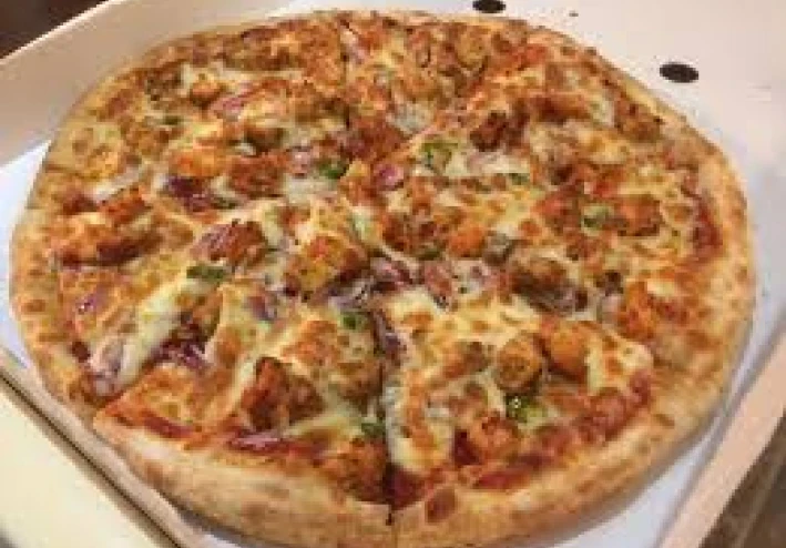 A Crispy Delight: Preparing a Fried Chicken Pizza