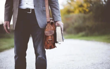 أستاذ وتلميذته السابقة: من لقاء صدفة إلى خيانة مدوّية – قصة حقيقية مؤثرة