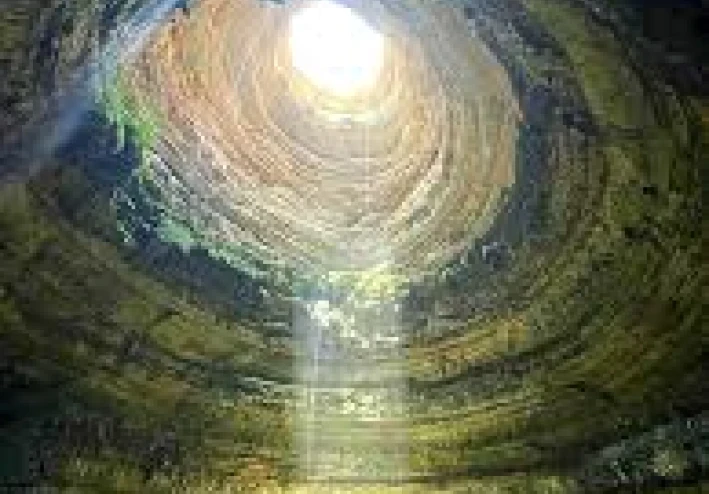 بئر برهوت فى اليمن  الحفرة الاكثر رعبا فى العالم حتى الان والاكثر غموضا حتى الان