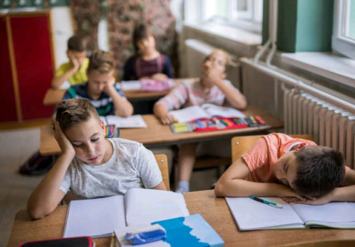 كيف يؤثر النوم على أداء الطلاب؟