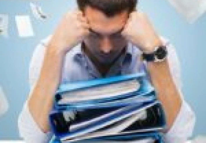 لماذا نكرر نفس الأخطاء؟ 🔁 علم النفس يشرح دوامة التكرار السلوكي