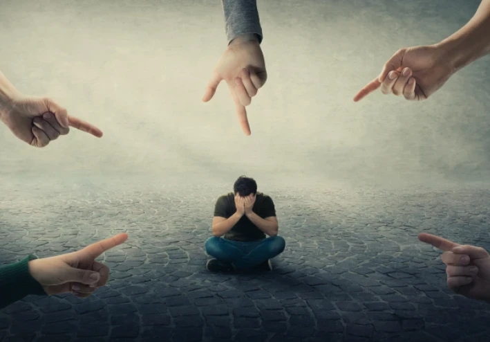 عقلية الضحية: كيف نخرج من فخ اللوم ونبدأ بالتغيير؟