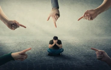 عقلية الضحية: كيف نخرج من فخ اللوم ونبدأ بالتغيير؟