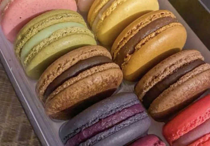 الماكرون (Macaron) هو نوع من الحلويات الفرنسية