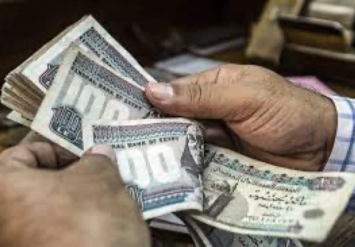 ليه كل حاجة بقت غالية؟ سر انخفاض الجنيه المصري بلغة بسيطة
