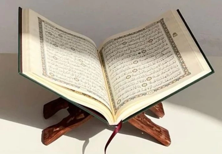 القرآن الكريم ...... نور و هداية للبشرية.