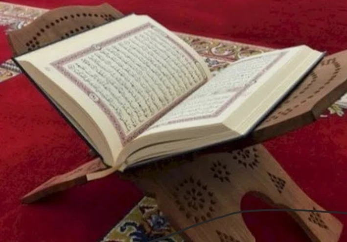 "القرآن الكريم: معجزة خالدة ونور يهدي البشرية"