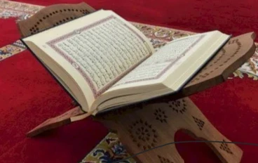 "القرآن الكريم: معجزة خالدة ونور يهدي البشرية"