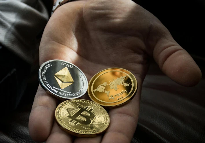 مستقبل العملات الرقمية: هل هي فرصة ذهبية أم فقاعة ستنفجر؟