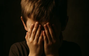 صمت الألم: طفل يواجه قسوة الكلمات