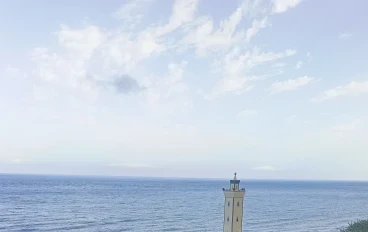 حين يعانق الآذان امواج البحر 