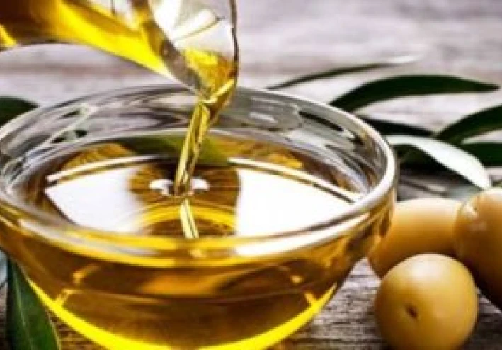 مزج زيت الزيتون وعصير الليمون له فوائد صحية هائلة.. تعرف عليها زيت الزيتون