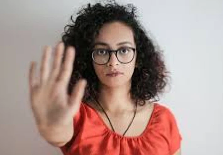 كيف تقول الأشياء بوضوح دون إيذاء الآخرين ؟