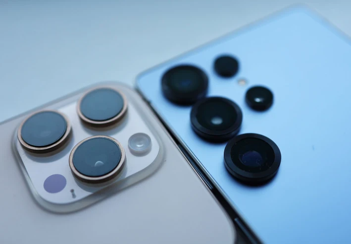 مقارنة بين سامسونج و أبل: Galaxy S25 Ultra مقابل iPhone 16 Pro Max