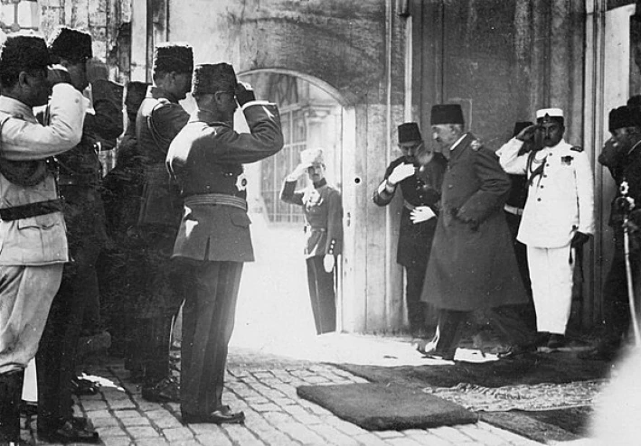 الدولة العثمانية وانهيارها: أسباب السقوط وتداعياته