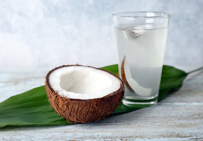 كوب (أو اثنين) ، لا أكثر: لماذا يجب عليك التحكم في كمية ماء جوز الهند الذي تشربه