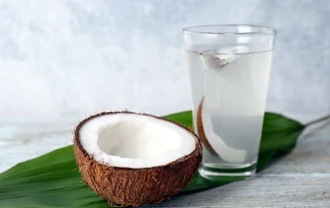 كوب (أو اثنين) ، لا أكثر: لماذا يجب عليك التحكم في كمية ماء جوز الهند الذي تشربه