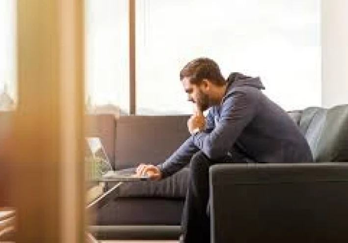 مخاطر الجلوس لأكثر من 10 ساعات كل يوم