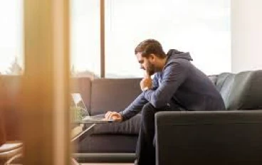  مخاطر الجلوس لأكثر من 10 ساعات كل يوم