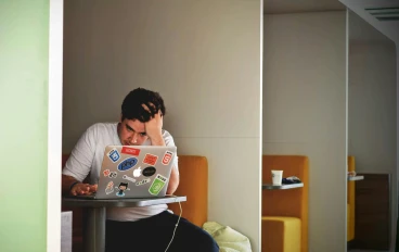 التجارة الإلكترونية في 2025: كيف تعيد التكنولوجيا تشكيل مستقبل التسوق الرقمي