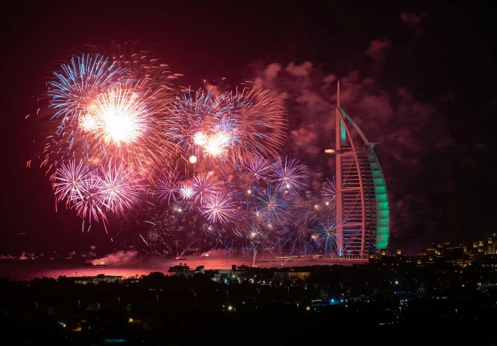 مرايا التقدم الزائف: حين يكتفي العرب بالشوارع والأبراج ويهملون العقول