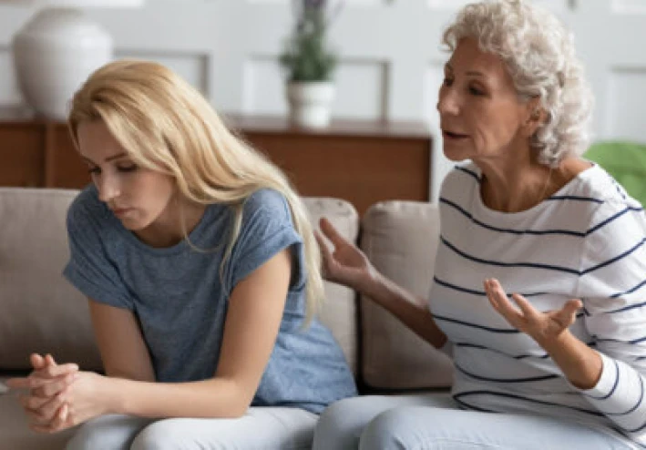 كيفية التعامل مع النقد من أحد أفراد أسرته؟