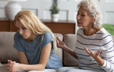 كيفية التعامل مع النقد من أحد أفراد أسرته؟