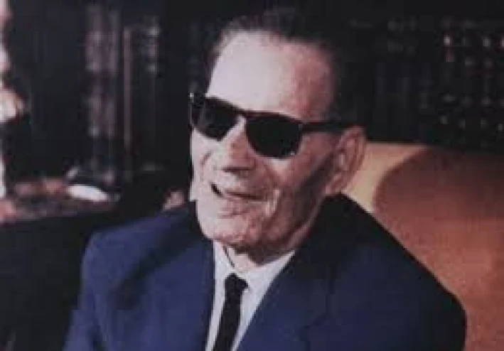طه حسين: الفتى الكفيف الذي حوّل ظلام العمى إلى نور الفكر