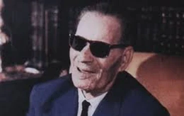 طه حسين: الفتى الكفيف الذي حوّل ظلام العمى إلى نور الفكر