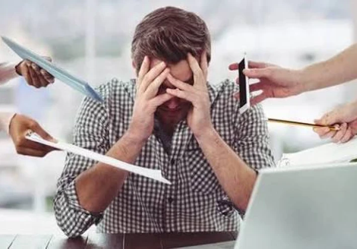 لماذا يعمل الكثيرون في مجالات غير مجالات شهاداتهم، ولماذا لا يحققون أحلامهم المهنية؟