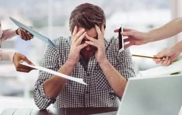 لماذا يعمل الكثيرون في مجالات غير مجالات شهاداتهم، ولماذا لا يحققون أحلامهم المهنية؟
