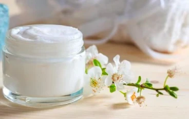 طريقة عمل كريم مرطب طبيعي في المنزل بخطوات سهلة ومكونات آمنة