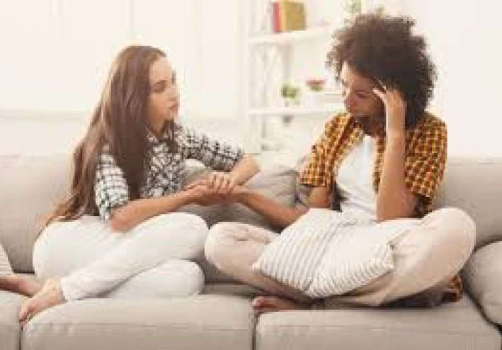 مفاتيح للتعرف على ما إذا كانت لديك علاقة سامة مع صديق (وكيفية منعها من الإضرار باحترامك لذاتك)