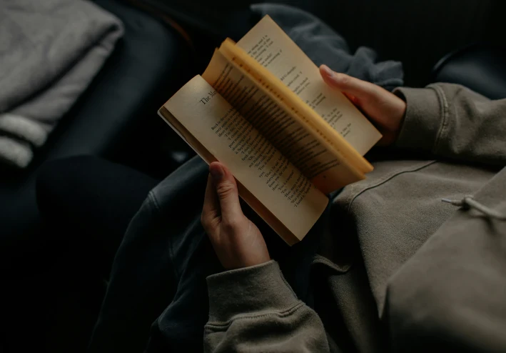 قوة القراءة: كيف تبني الكتب عوالم داخلنا؟