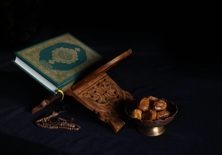 القرآن الكريم: كيف يضيء دروب حياتنا اليومية؟ 📖🌟