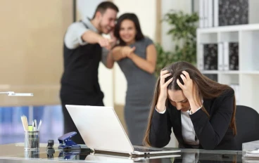  كيفية الوقوف في وجه المتنمرين في العمل  دون طردهم؟