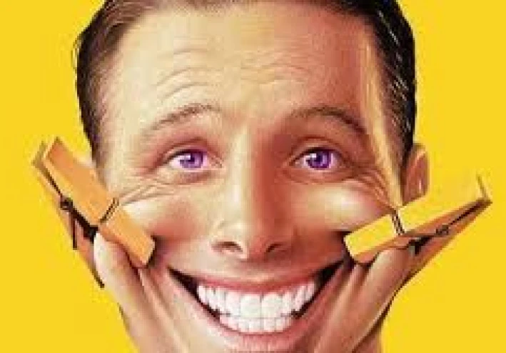 من لا يعرف أن يبتسم للآخرين، لا يعرف أن يعيش معهم