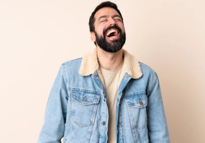 ماذا يعني عندما يضحك الشخص بصوت عال وحده ، شرحه علم النفس؟