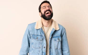 ماذا يعني عندما يضحك الشخص بصوت عال وحده ، شرحه علم النفس؟