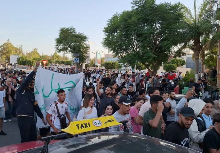 🔴عاجل: المغرب ،أحداث آيت عميرة: احتجاجات تتحول إلى تخريب وحرق سيارات الأمن والدرك